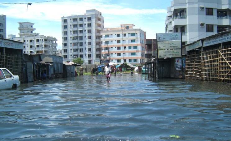 Floods in Dhaka, Bangladesh, in 2004. 17% of the country may be permanently inundated by rising seas by 2050, displacing 18 million people. Photo: dougsyme via Flickr (CC BY).